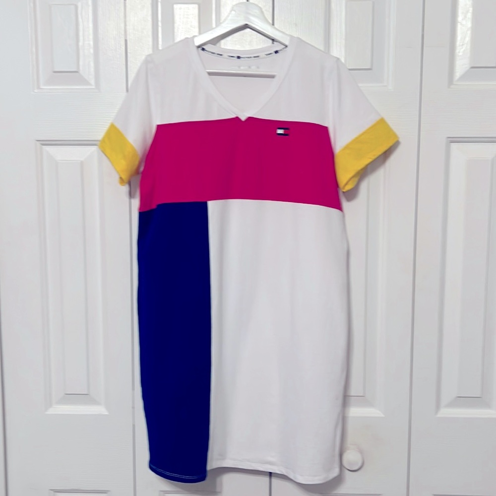 Tommy Hilfiger long t-shirt. Size M. Also fits L.